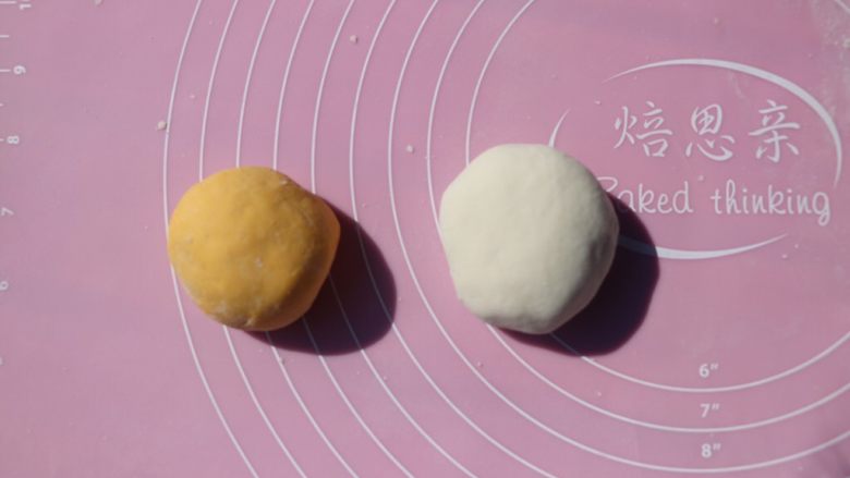 梦幻苹果,分别取均等的面团(此时的面团排尽空气切面几乎无孔哦)