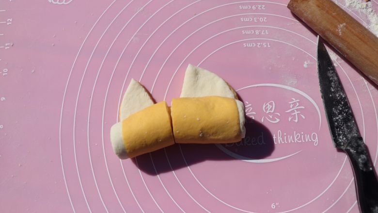 梦幻苹果,从没有划开的一端卷起(如图即可)