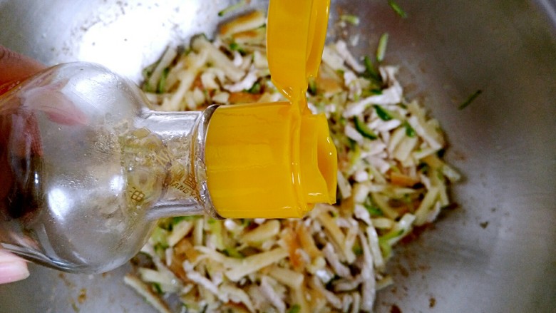 黄瓜肉丝炝大饼,倒入适量<a style='color:red;display:inline-block;' href='/shicai/ 3738'>芝麻油</a>,翻炒均匀即可关火出锅。