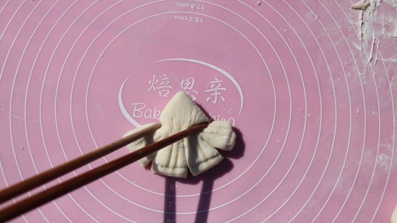 金鱼馒头,用筷子向中间夹一下,做出金鱼的头部