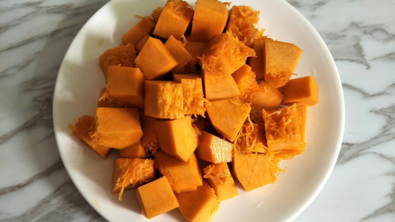 肉末南瓜,<a style='color:red;display:inline-block;' href='/shicai/ 53'>南瓜</a>洗净去皮,切成方块