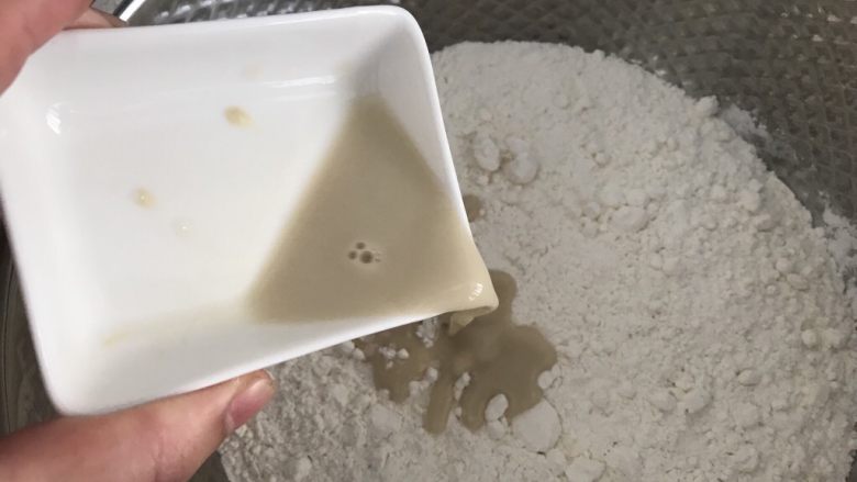 中式点心~蝴蝶馒头,倒进面粉里