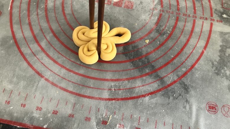 中式点心~蝴蝶馒头,最后用筷子在两个卷子的中间部位用力往中间夹起