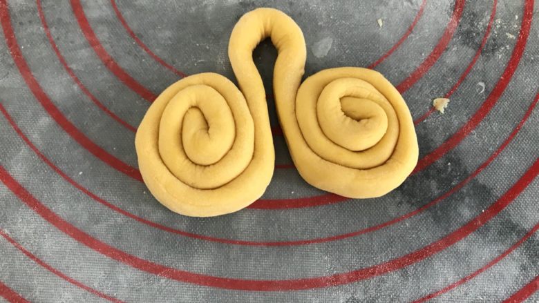 中式点心~蝴蝶馒头,卷到最后留一小段,如图操作做蝴蝶的触角