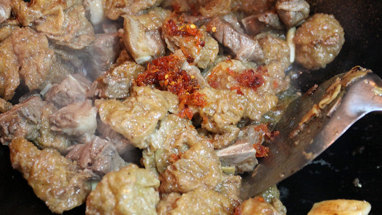马拉盏面筋焖排骨,待面筋焖至半软后放入<a style='color:red;display:inline-block;' href='/shicai/ 721'>蚝油</a>、酱油、糖、马拉盏,开中火慢慢翻炒(如期间水分收干则可继续添加清水,每次不应超过小半碗)