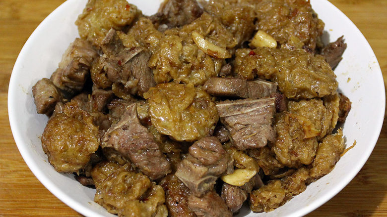 马拉盏面筋焖排骨,直至面筋完全变软,取1茶匙生粉倒入小半碗清水调匀,勾芡即可上碟。
