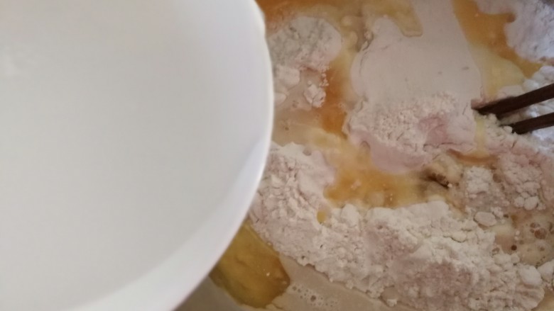 中式点心+钱袋白菜肉包,添加温水220g,我将做饼干剩余的蛋液放入了里面。