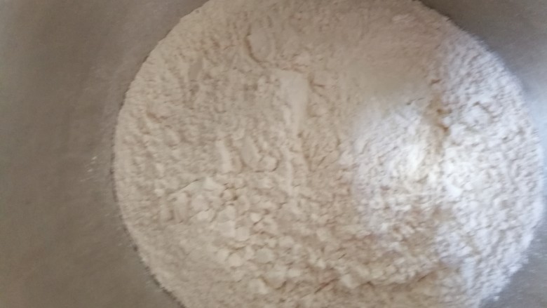 中式点心+钱袋白菜肉包,将600克面粉倒入盆内,