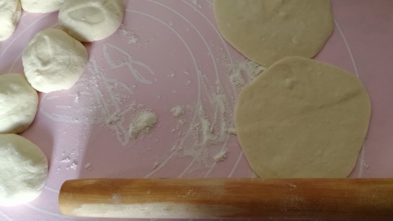 中式点心+钱袋白菜肉包,按扁,用擀面杖擀成面皮。