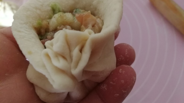 中式点心+钱袋白菜肉包,捏好一侧,再捏另一侧。