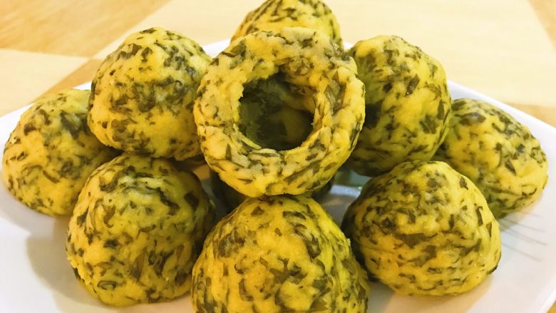 改良版芹菜叶菜圃窝窝头,90后的厨友们,你们试过吗?现在的它5🌟级酒店都成为招聘主食了,因为人们更注重健康了,😄。