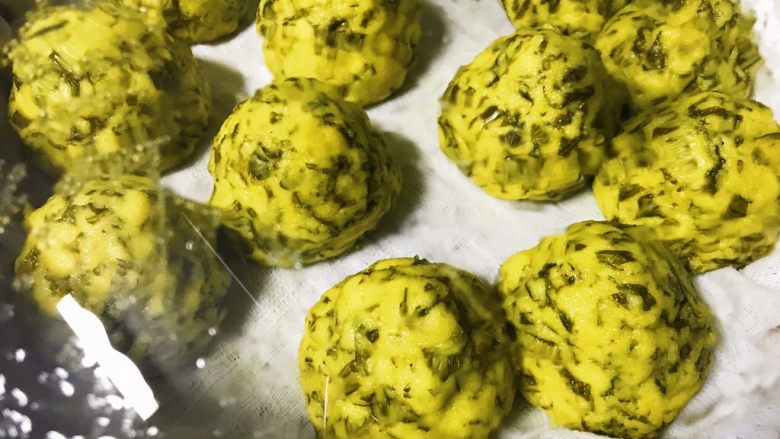改良版芹菜叶菜圃窝窝头,开大火,上汽后,12分钟就可以了,因为它中间是空的啊,比实心的更容易熟。