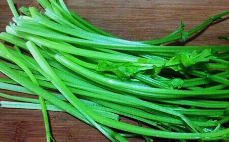 改良版芹菜叶菜圃窝窝头,芹菜梗去叶后可以切段炒肉,或炒土豆丝等等都是非常好吃的。营养价值主要……哦,原来大家知道的更详细,哈哈。