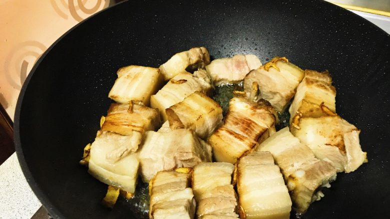 黑酱油+腐乳红烧肉,锅内不放油,把五花肉块四面煎到金黄。五花肉的油会被逼出来一些,肉吃起来才不会油腻。