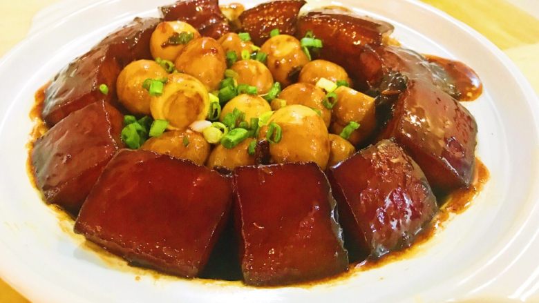 黑酱油+腐乳红烧肉,酱汁浓稠,入味十分。码入砂锅或者盘中。我是码在砂锅里,再上火加热一下,上桌,因为砂锅热气余留会久一些。