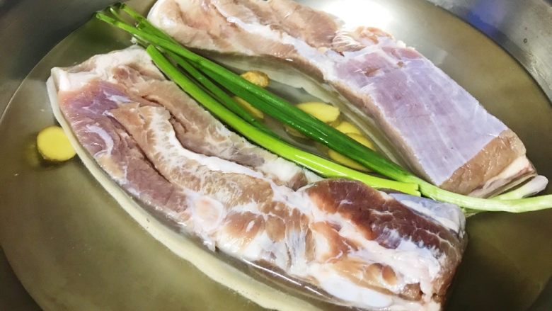 黑酱油+腐乳红烧肉,好了,我们把洗净的<a style='color:red;display:inline-block;' href='/shicai/ 428'>五花肉</a>在冷水的时候下锅,加入葱,和姜片,小火煮沸,可以去血水,去腥哦。