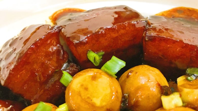 黑酱油+腐乳红烧肉,肉质嫩滑,肥而不腻,香气逼人。