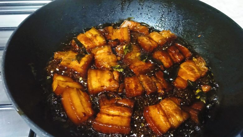 黑酱油+腐乳红烧肉,收汁前,翻拌均匀。颜色很满意。