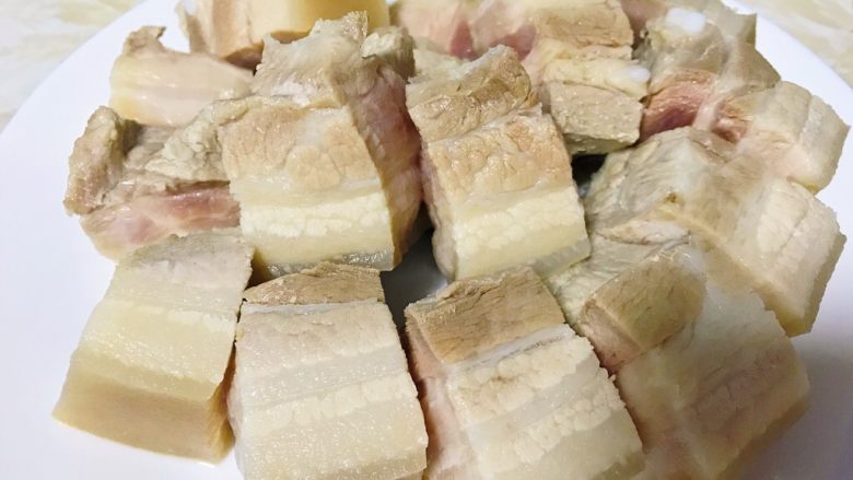 黑酱油+腐乳红烧肉,切法随意,我切大块,有口感。