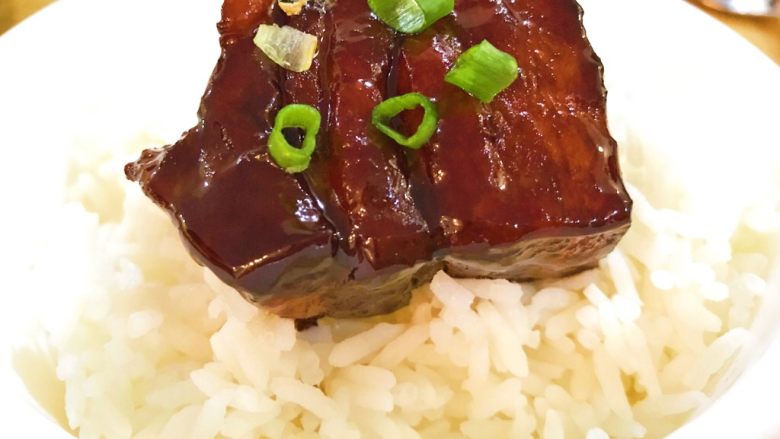 黑酱油+腐乳红烧肉,必须配上两碗米饭,才过瘾。哈哈哈…