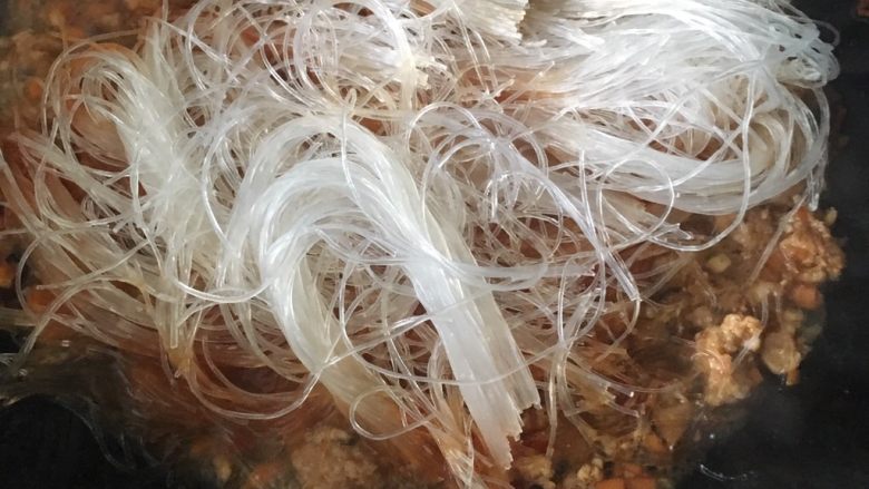 蚂蚁上树,水开始冒泡,加入粉丝。并开大火翻炒,等到水收成很少量的汁,则可关火盛盘。