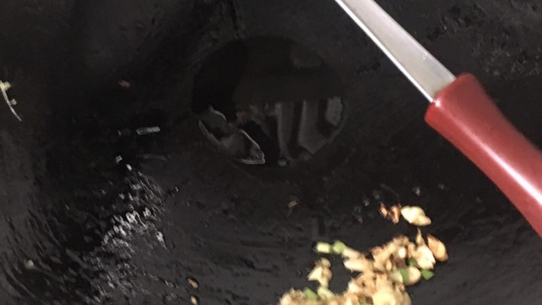 蚂蚁上树,起锅烧热,放入葱姜蒜爆炒一下
