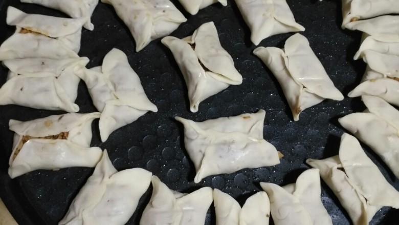 素豆腐馅锅贴,包好放入饼铛里,加入淀粉水,这样做出来不胡还有嘎吱,很好吃