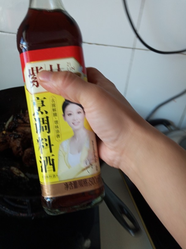 #请来一勺黑酱油#酱焖排骨,<a style='color:red;display:inline-block;' href='/shicai/ 718'>料酒</a>。翻炒均匀后