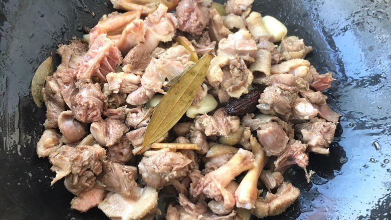 红烧啤酒鸭,鸭肉翻炒片刻,让肉质紧致。
