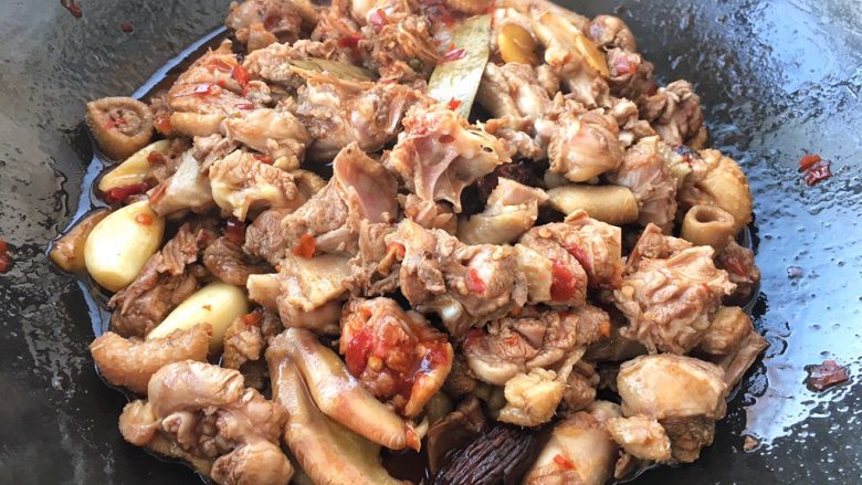 红烧啤酒鸭,继续翻炒,让鸭肉与酱香融合。