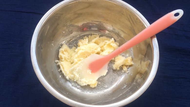 玫瑰豆沙一口酥,用刮刀拌匀,防止在打发过程中飞溅出来。