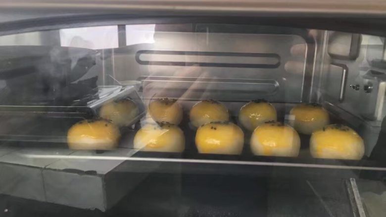 玫瑰豆沙酥,烤箱上下火预热170度,烤30分钟就可以出炉。