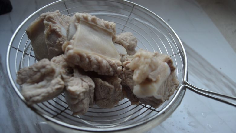 排骨豆角焖面,捞出,沥干水分备用