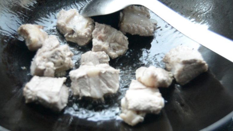 排骨豆角焖面,热锅倒油,放入排骨小火翻炒