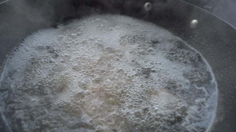 排骨豆角焖面,水烧开,排骨下锅焯水一遍