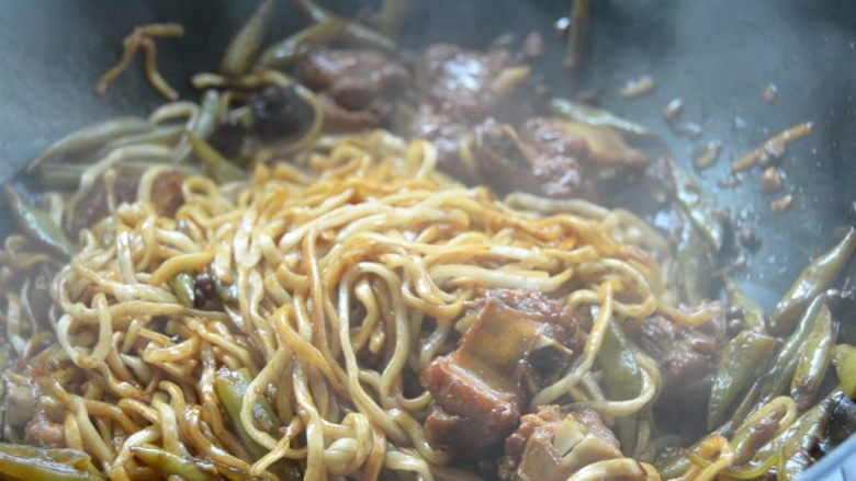 排骨豆角焖面,开锅翻拌一下再焖5分钟,更入味
