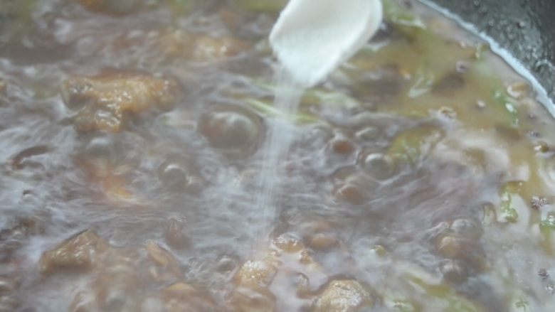 排骨豆角焖面,加入适量盐,搅动均匀入味,再焖10分钟