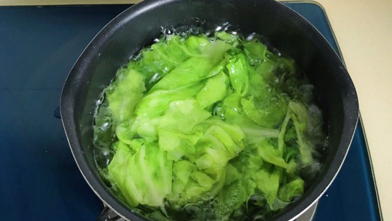 蚝汁蒜香卷心菜,全部煮熟,大约5分钟左右
