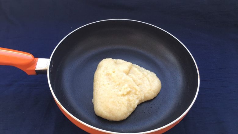 老婆饼,用锅铲搅拌均匀至粘稠状态,关火,自然凉透待用。