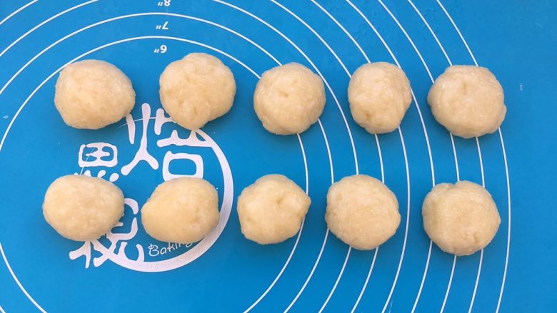 老婆饼,馅料也分成同等重量的10份,记得盖上保鲜膜。