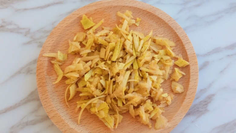润肺止咳~秋梨膏,梨子皮切碎