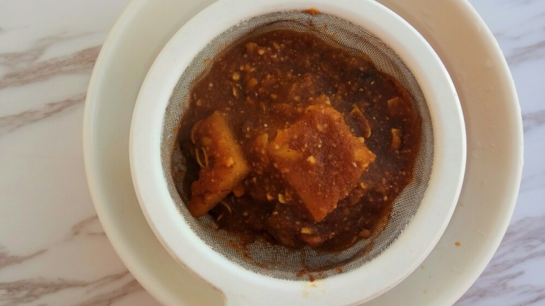 润肺止咳~秋梨膏,煮好的梨汁过滤出来