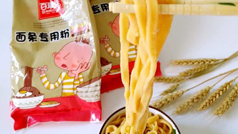 蚝油拌胡萝卜面,加入煮好的面条,搅拌均匀,便可食用