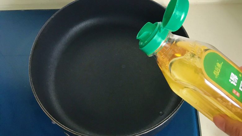 松仁薯挞粒粒香,热锅冷油,放适量油