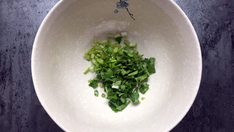 四川乐山名小吃—粉蒸肉卡饼,切小段放入碗中。