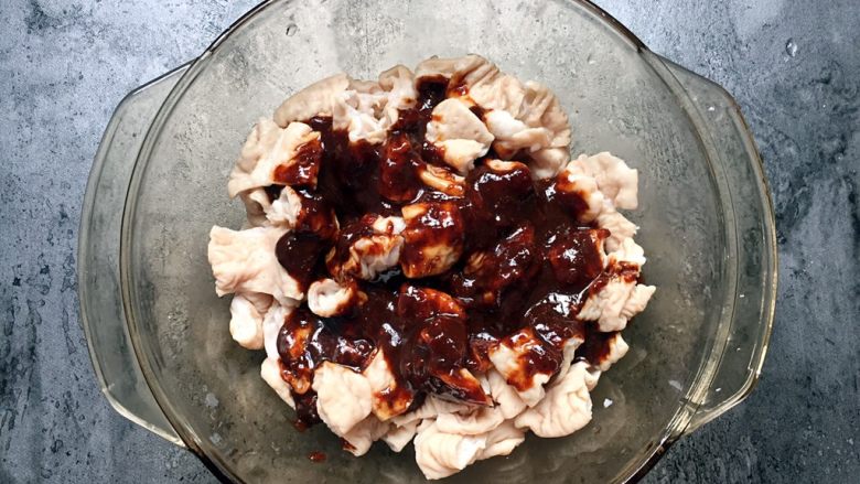 四川乐山名小吃—粉蒸肉卡饼,加入粉蒸肉酱拌匀。