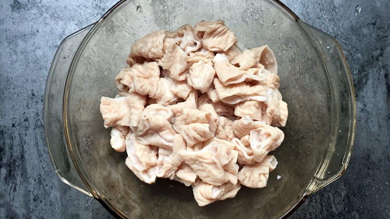 四川乐山名小吃—粉蒸肉卡饼,将肥肠切成小段。