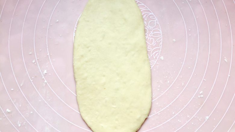 四川乐山名小吃—粉蒸肉卡饼,分成四份,取一个擀成长舌状。