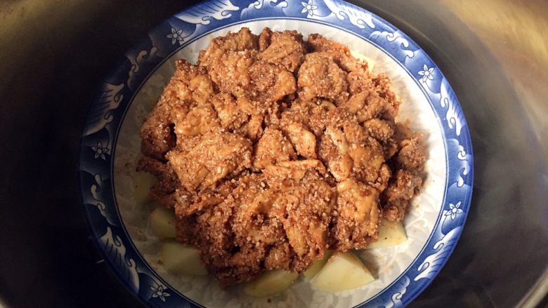 四川乐山名小吃—粉蒸肉卡饼,均匀摆上粉蒸肉放入高压锅,上汽后压20分钟即可。