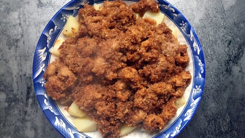 四川乐山名小吃—粉蒸肉卡饼,蒸好的粉蒸肉如图。